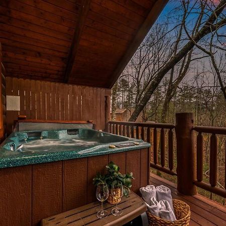 Log Cabin, Hot Tub, Fireplace, Pool Table & Views! Sevierville Extérieur photo