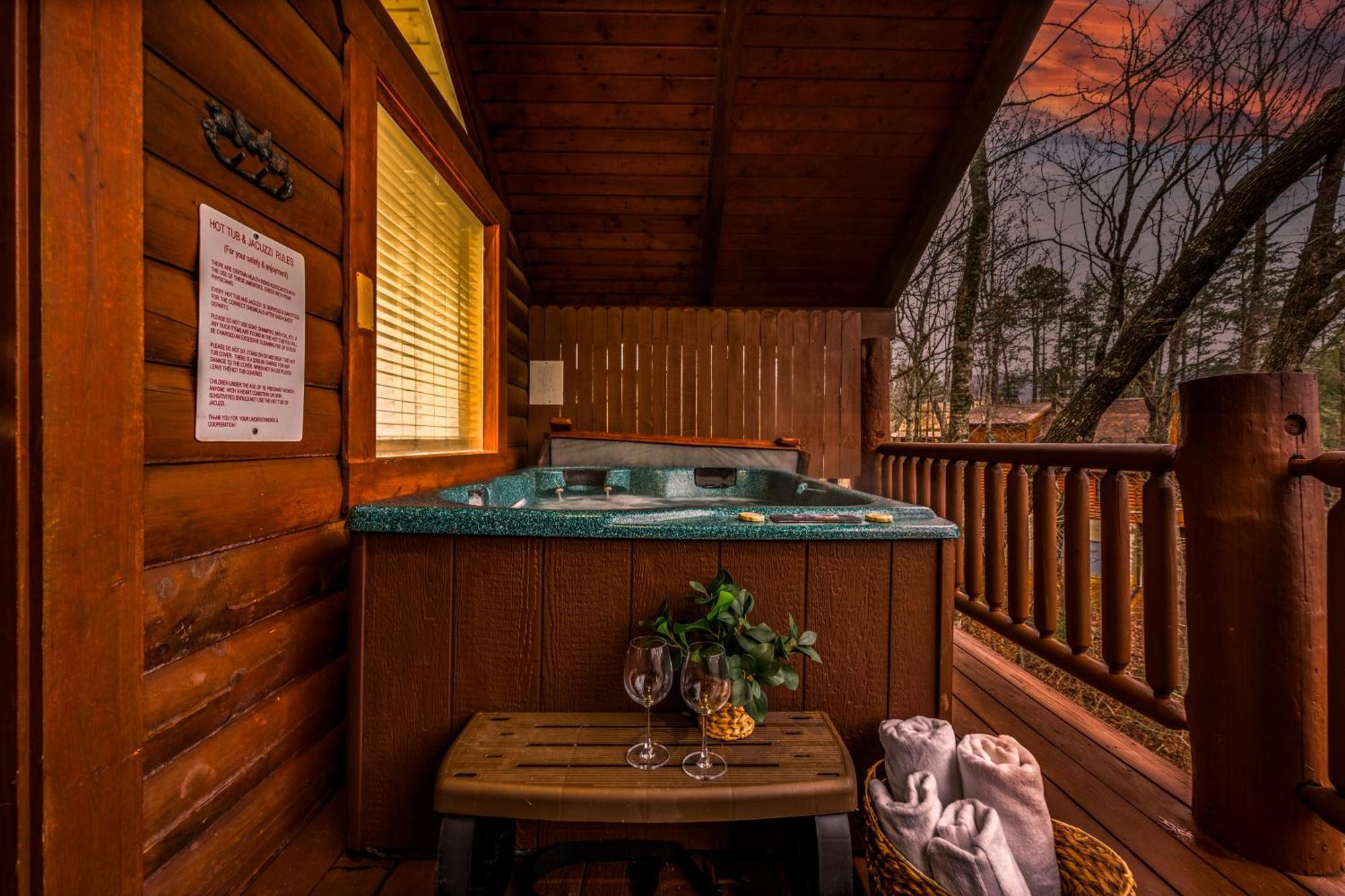 Log Cabin, Hot Tub, Fireplace, Pool Table & Views! Sevierville Extérieur photo