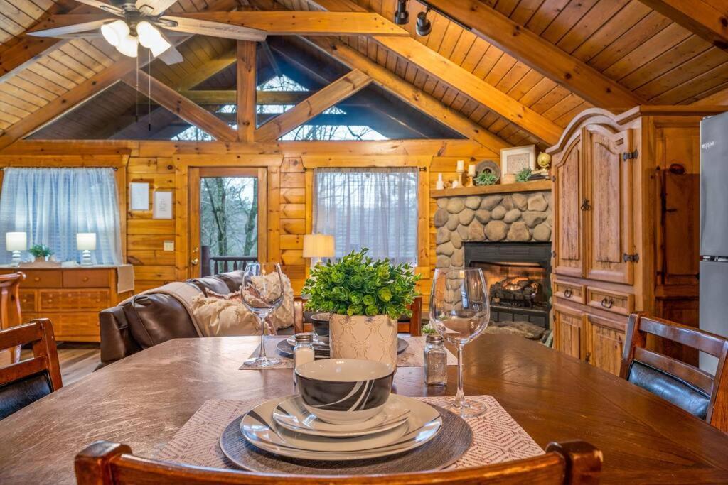 Log Cabin, Hot Tub, Fireplace, Pool Table & Views! Sevierville Extérieur photo