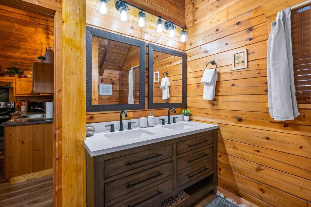 Log Cabin, Hot Tub, Fireplace, Pool Table & Views! Sevierville Extérieur photo
