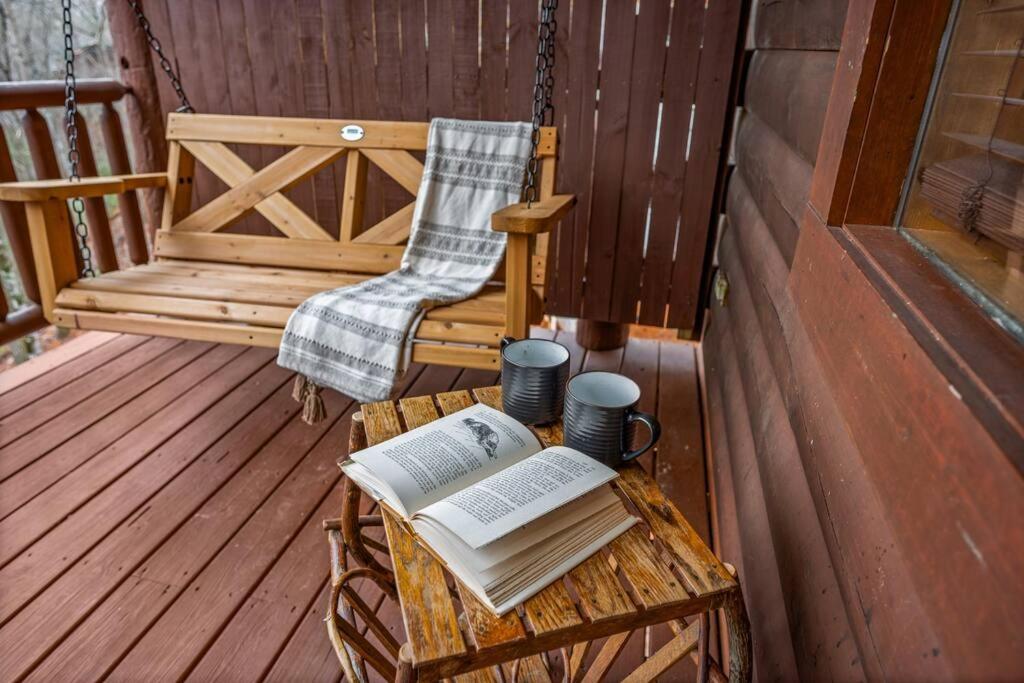 Log Cabin, Hot Tub, Fireplace, Pool Table & Views! Sevierville Extérieur photo