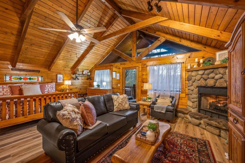 Log Cabin, Hot Tub, Fireplace, Pool Table & Views! Sevierville Extérieur photo
