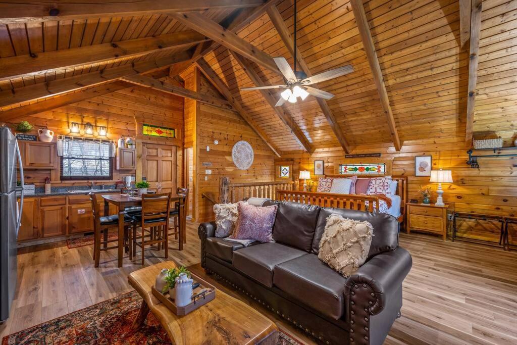 Log Cabin, Hot Tub, Fireplace, Pool Table & Views! Sevierville Extérieur photo