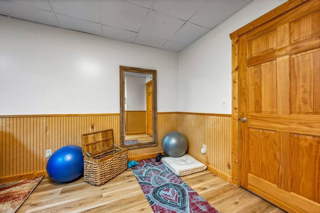 Log Cabin, Hot Tub, Fireplace, Pool Table & Views! Sevierville Extérieur photo