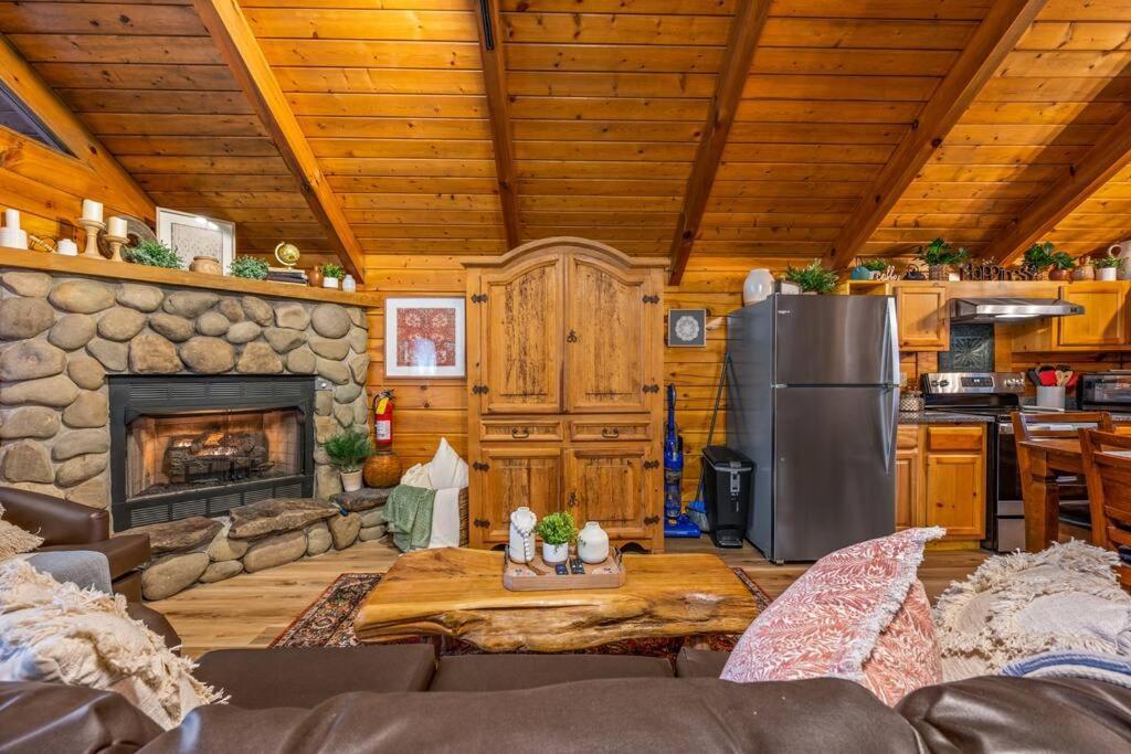 Log Cabin, Hot Tub, Fireplace, Pool Table & Views! Sevierville Extérieur photo
