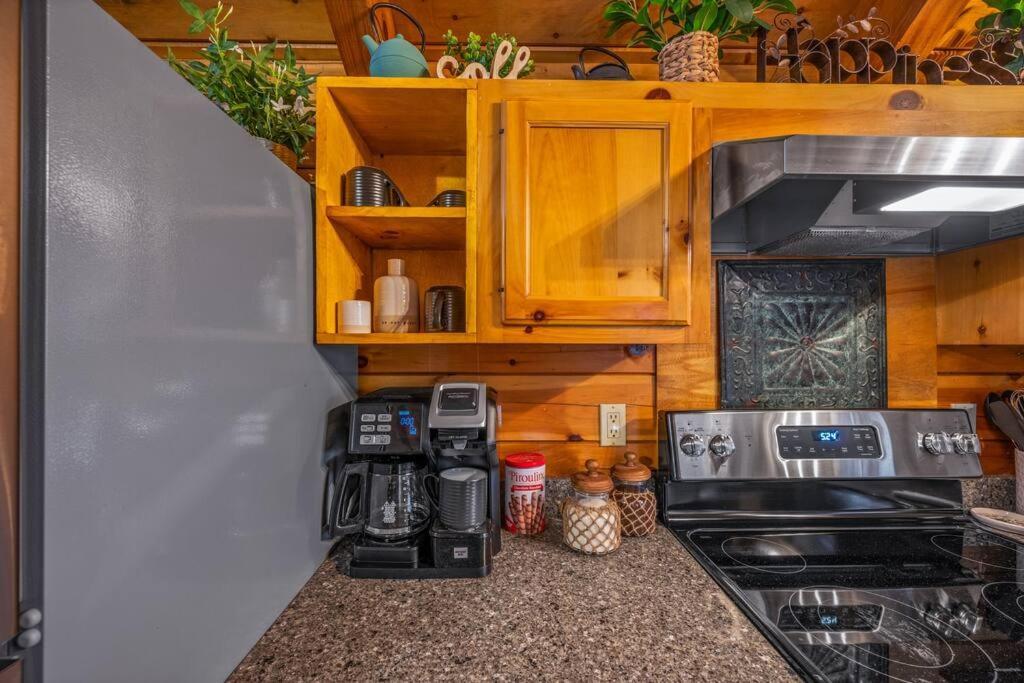 Log Cabin, Hot Tub, Fireplace, Pool Table & Views! Sevierville Extérieur photo