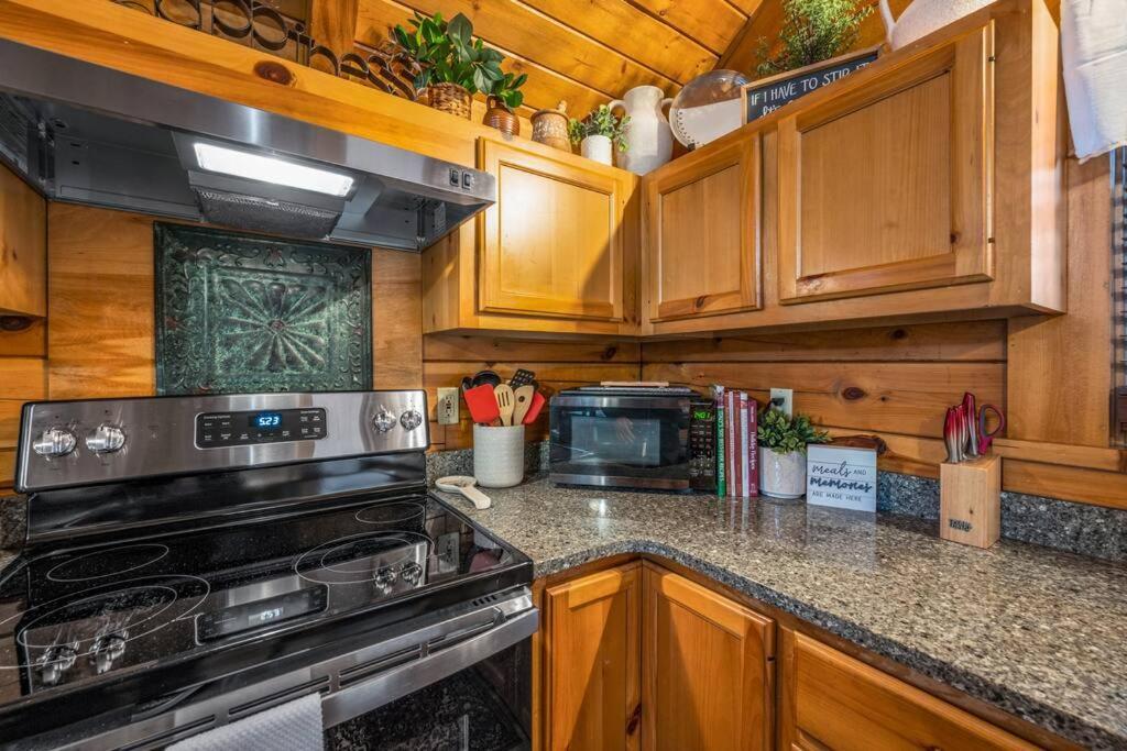 Log Cabin, Hot Tub, Fireplace, Pool Table & Views! Sevierville Extérieur photo