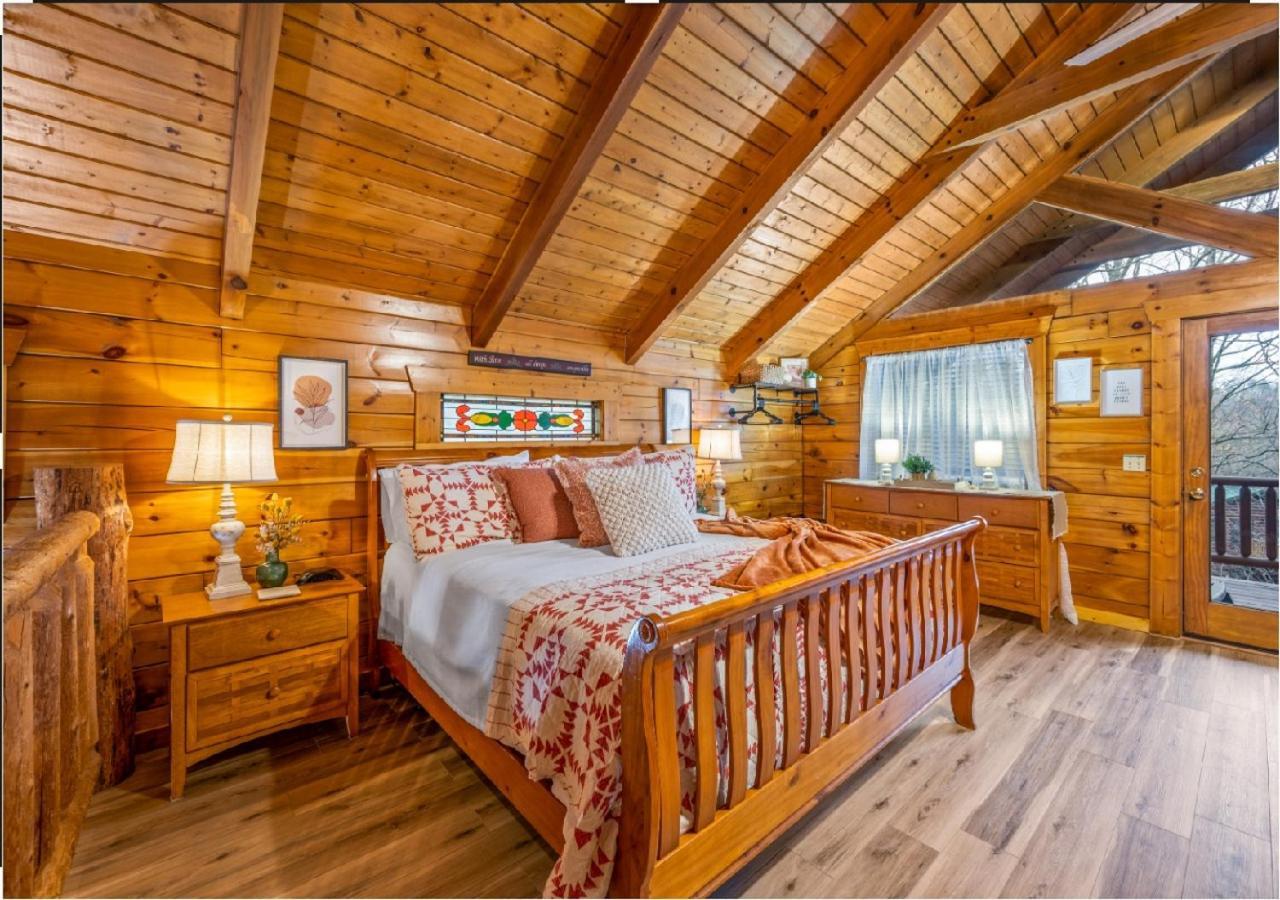 Log Cabin, Hot Tub, Fireplace, Pool Table & Views! Sevierville Extérieur photo